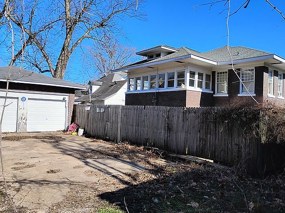 3rd image of 815 Poplar St