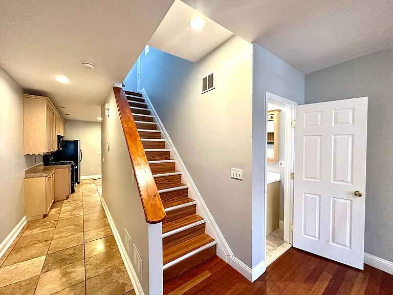 816 W 37th St — Photo 12