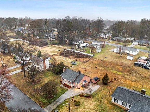 4th image of 2524 Amity Ave