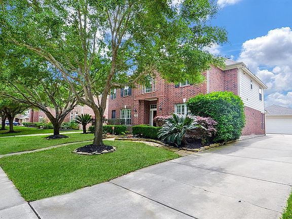 Featuring a 3 car garage with extended drive way, manicured lawn and plenty of rooms to assign to all your loved ones.