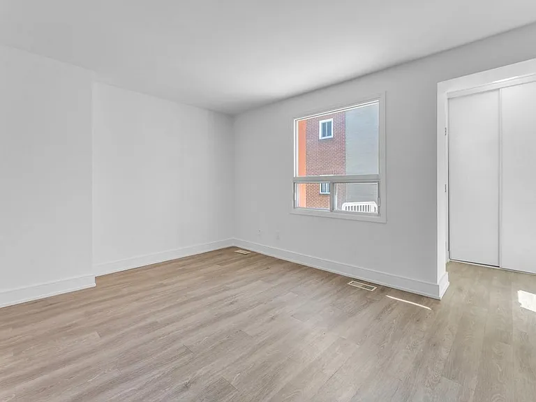 371 Yonge St — Photo 11