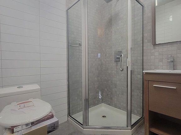 4th image of 924 Dean St Floor 1