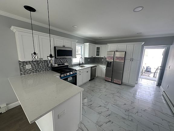 2nd image of 385 Clayton St Floor 1