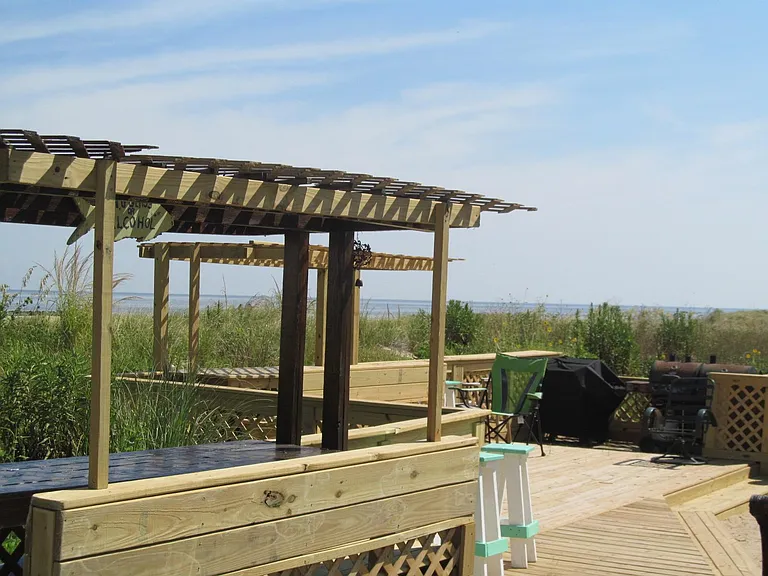 Bayfront Pergola with Grilling Stations