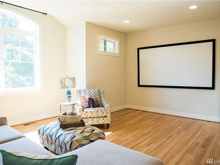 Media room/Large bedroom