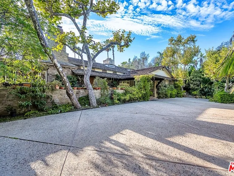 829 N Whittier Dr — Photo 60