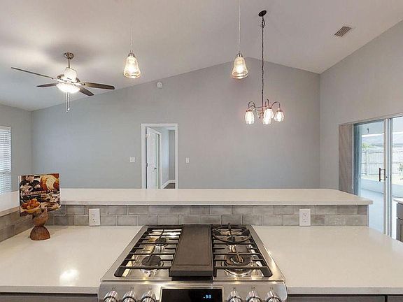 5th image of 925 Pelican Ln