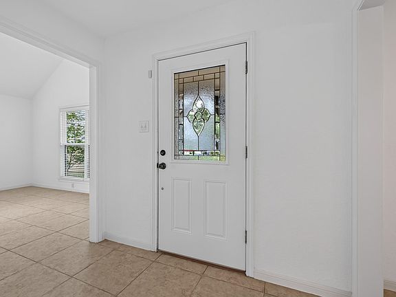 4th image of 1202 Knollpark Cir