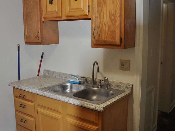 4th image of 602 1/2 Randolph St #A