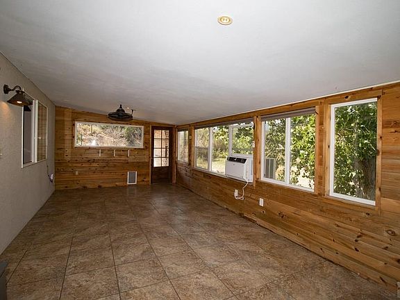 4th image of 560 Oak Creek Ave