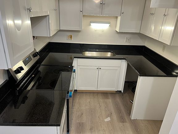 3rd image of 7624 Manor Cir APT 101