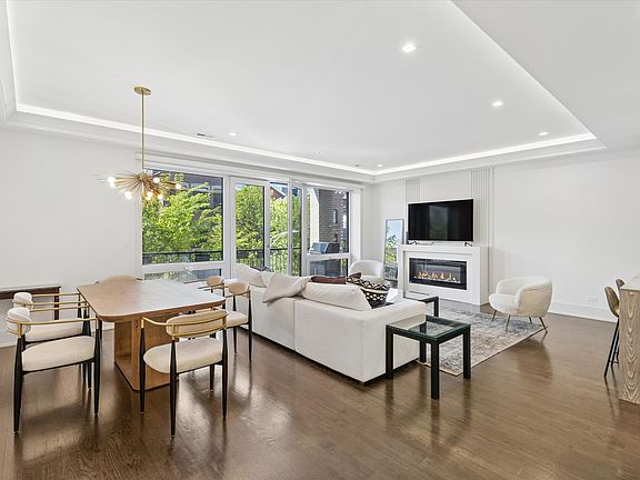 2nd image of 1334 W Walton St #2W