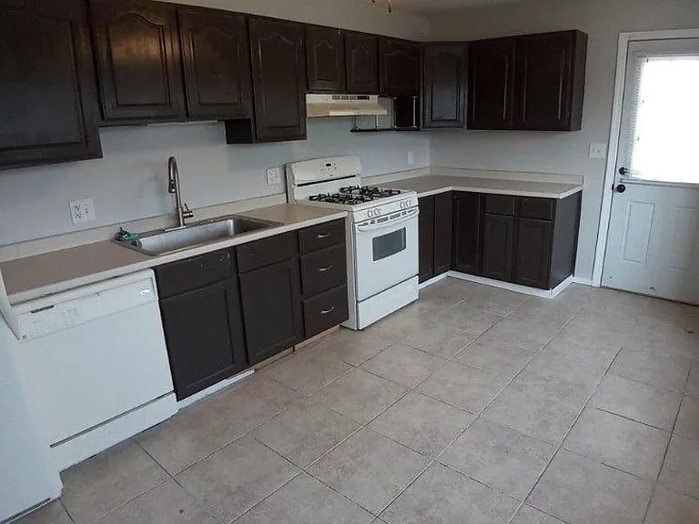 1805 Denton St — Photo 3