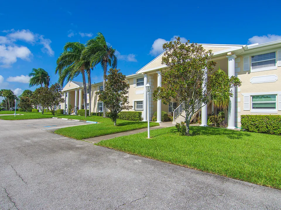 406 Grove Isle Cir #406