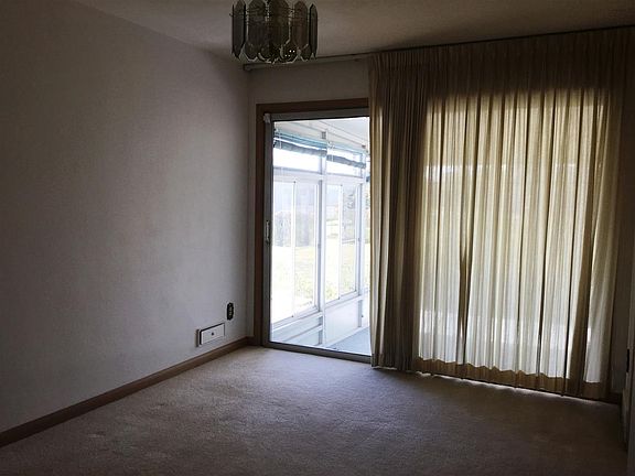 5th image of 325 Sycamore Ln