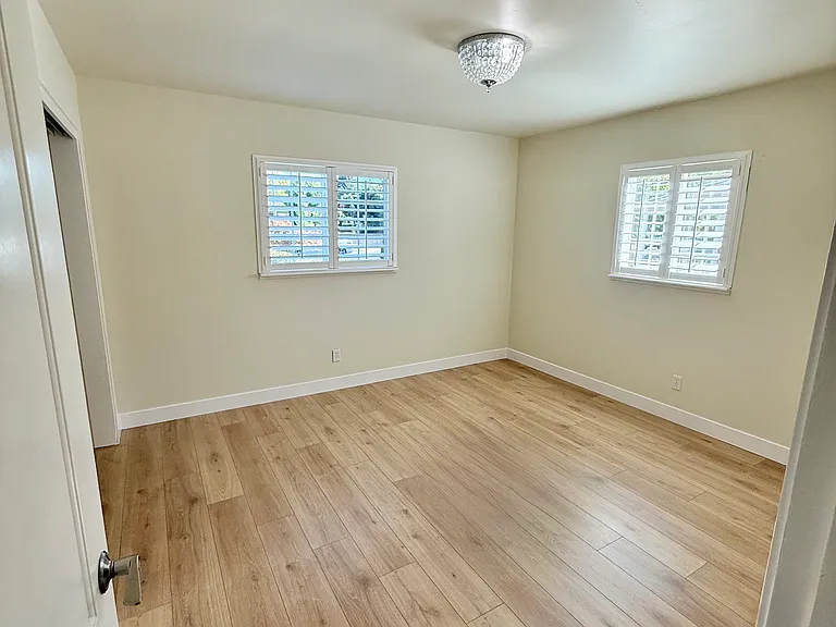 921 York St — Photo 12