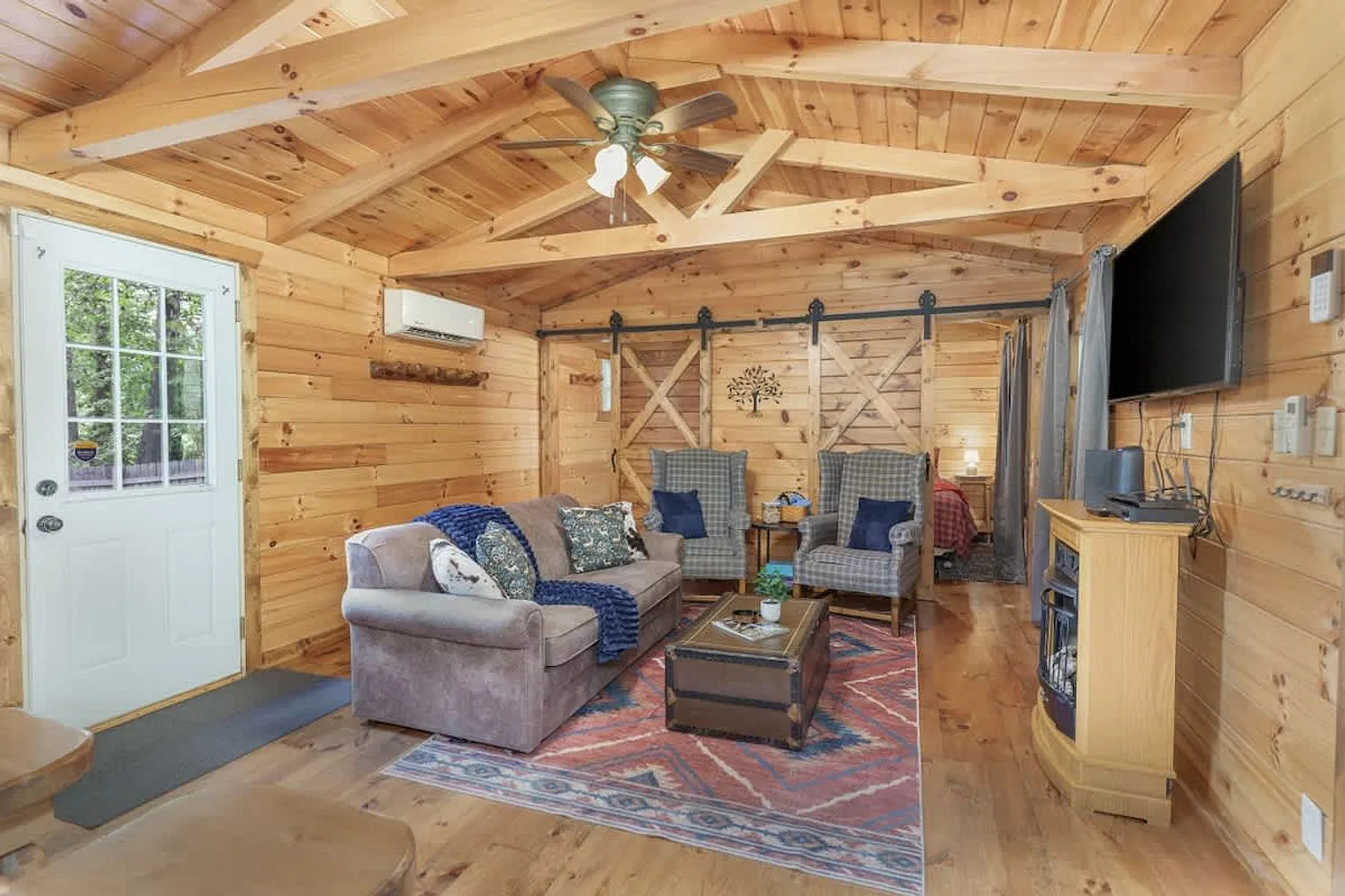 2 bed, 1.0 bath, 1334 sqft, $3,422 — Photo 1