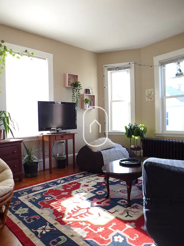 4 bed, 9999 sqft, $4,600 — Photo 2