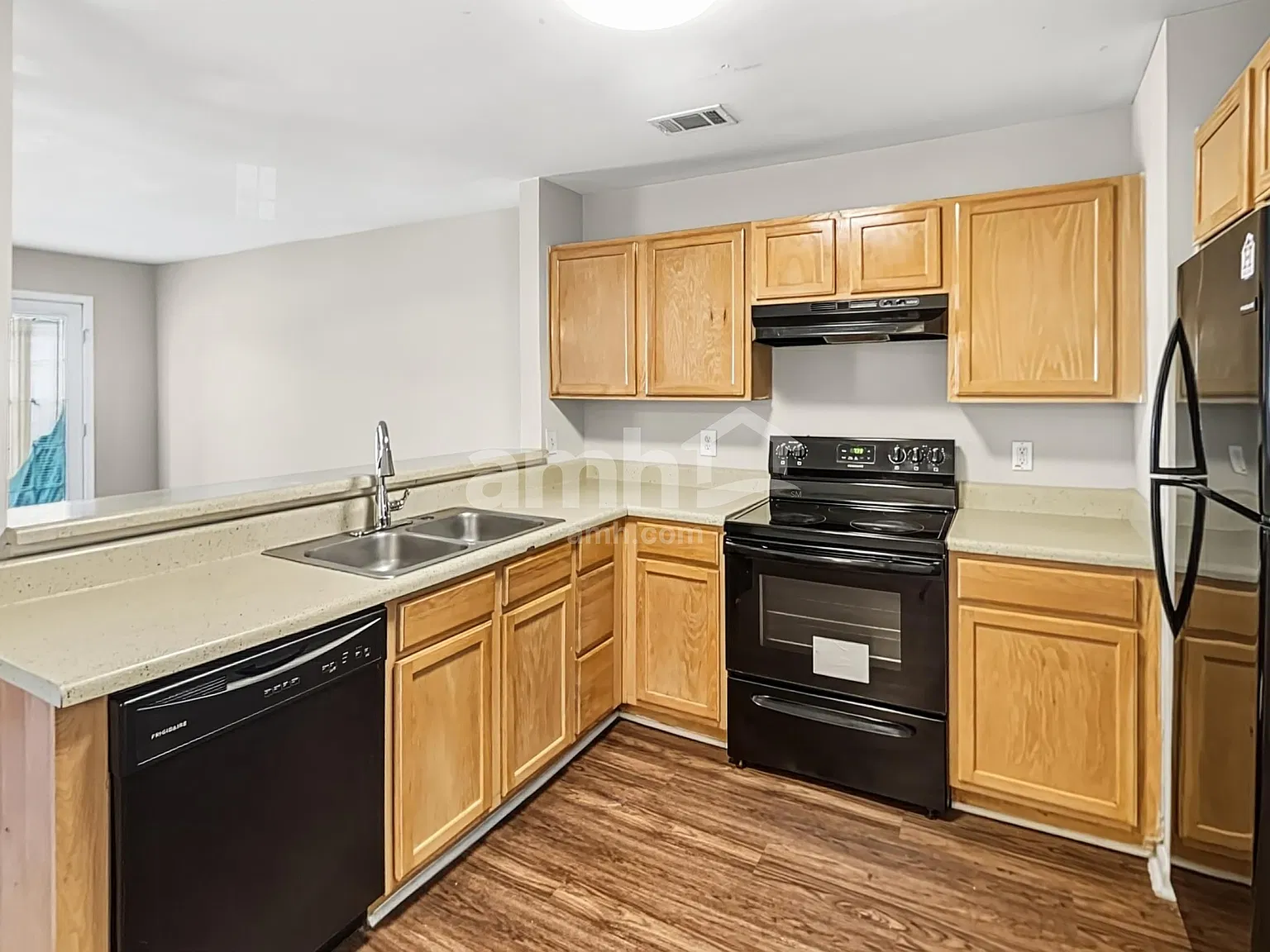 3 bed, 2.5 bath, 1577 sqft, $1,905 — Photo 3