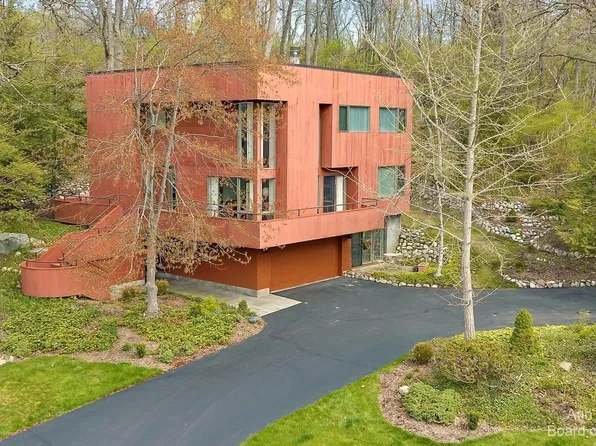 820 Watershed Dr, Ann Arbor, MI 48105