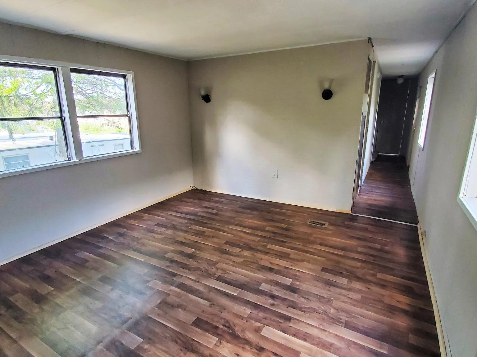 3 bed, 900 sqft, $750 — Photo 2