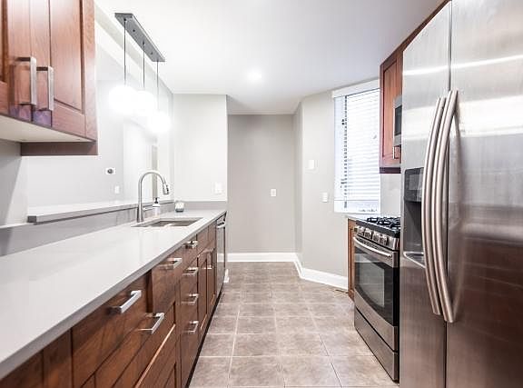 3rd image of 2034 W Le Moyne St #1