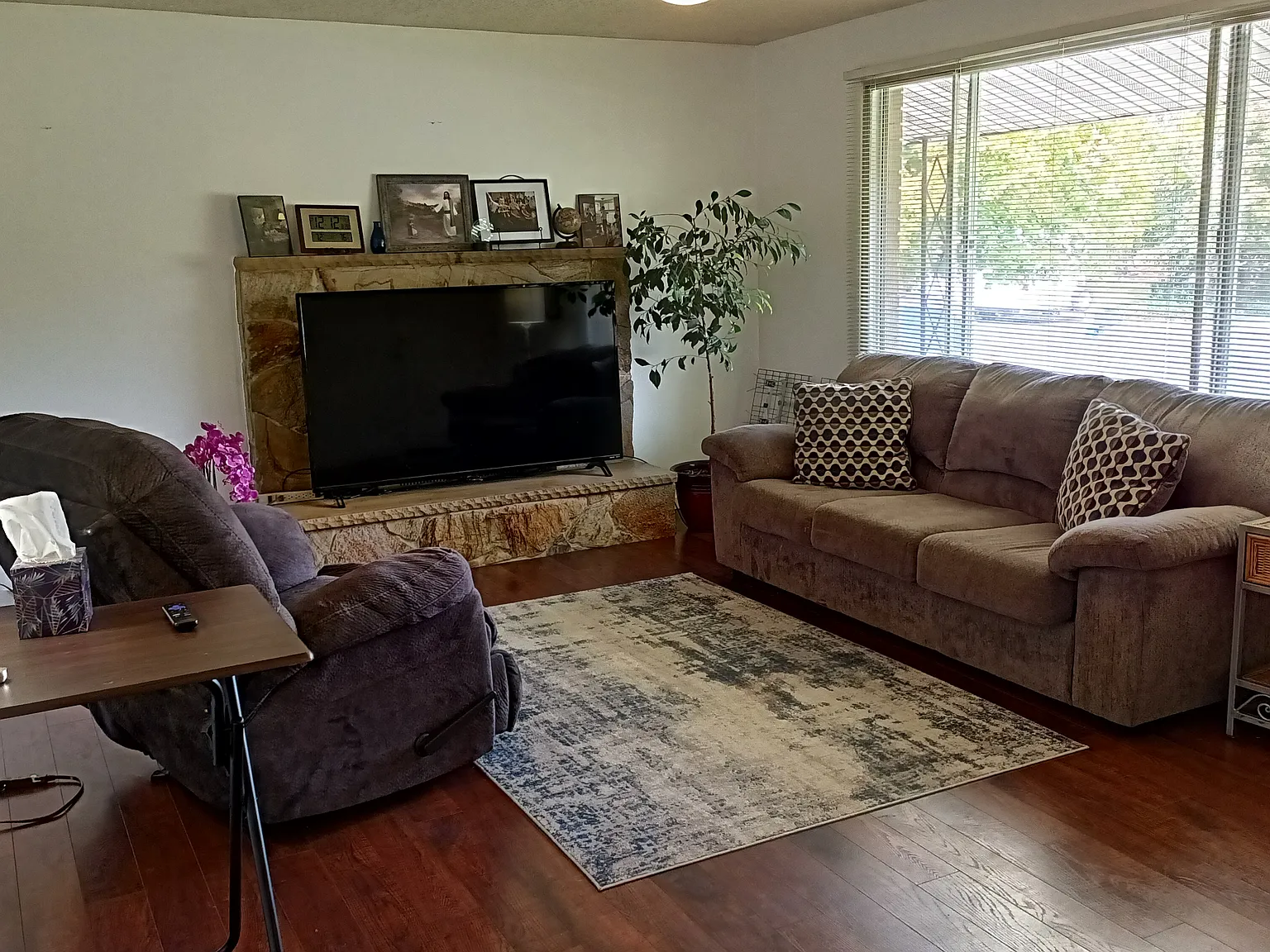5 bed, 2250 sqft, $2,349 — Photo 4