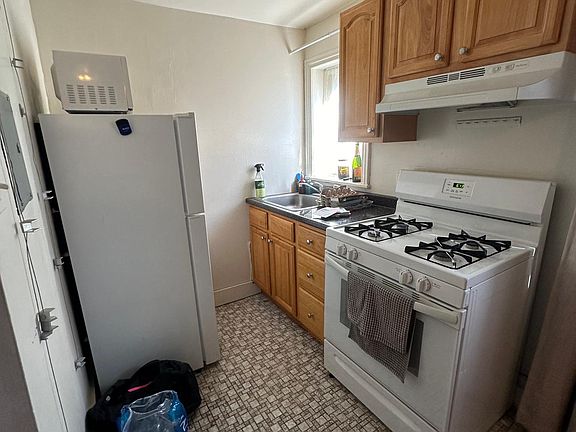 3rd image of 2028 Green St APT 3R