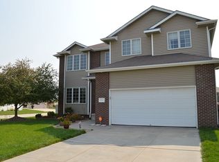 8721 Prairie Village Dr, Lincoln, NE 68507