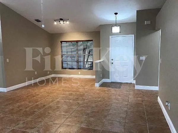 3 bed, 2.0 bath, 1393 sqft, $2,005 — Photo 2