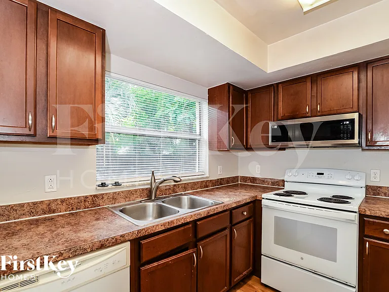 1836 Columbine Dr — Photo 5