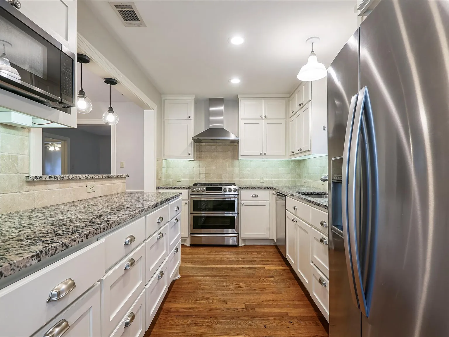4 bed, 2.5 bath, 1936 sqft, $5,500 — Photo 3
