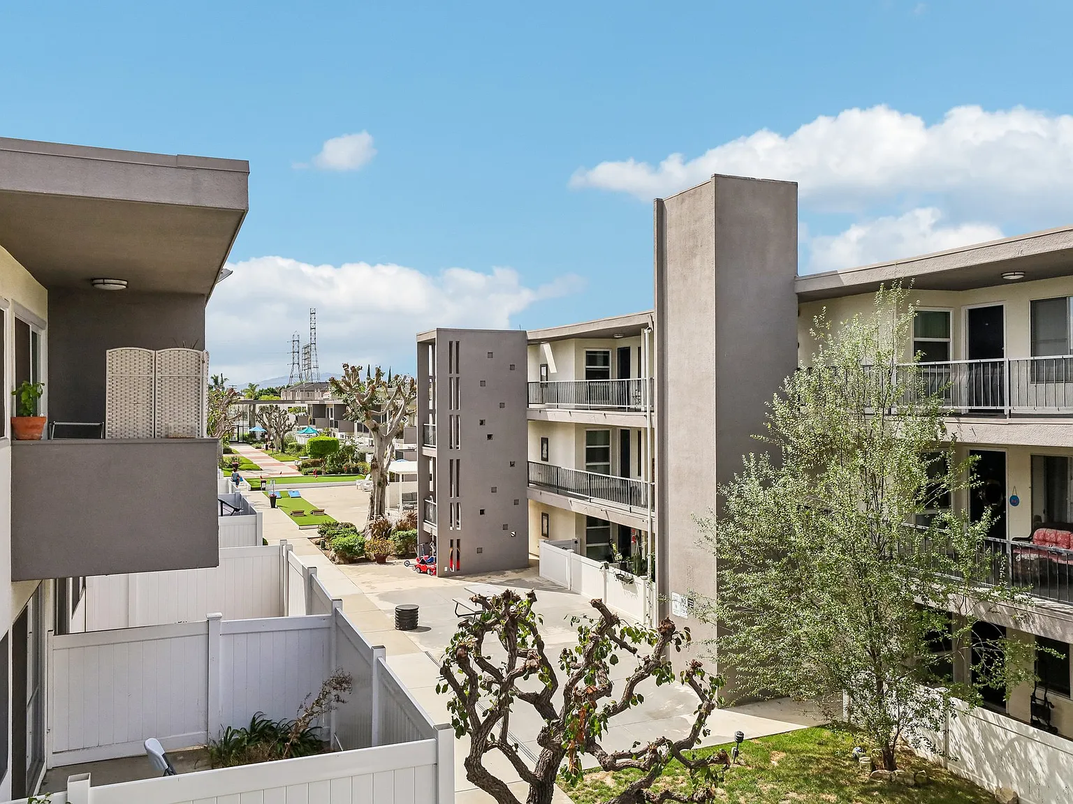 Torrance Gardens — Photo 3