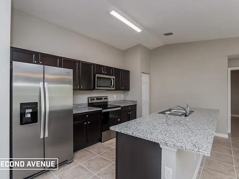 731 Hartford Ave SW — Photo 2