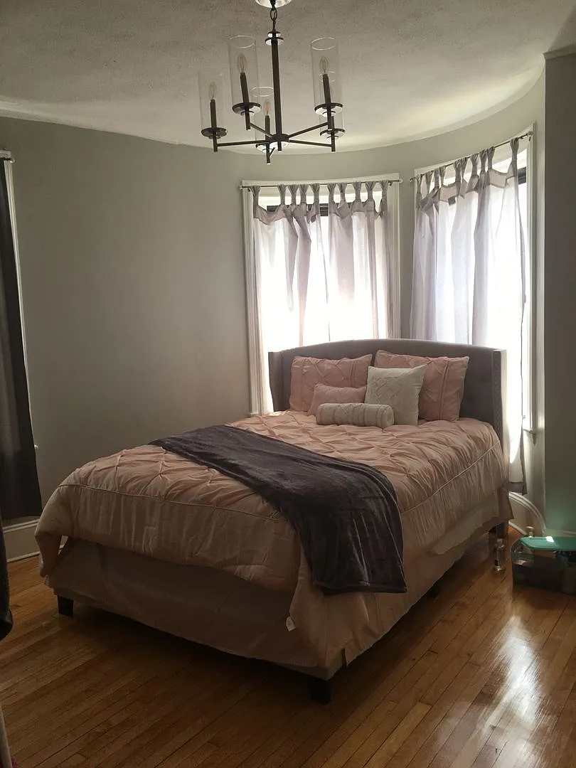 Charming 1 Bedroom-No Broker Fee — Photo 3