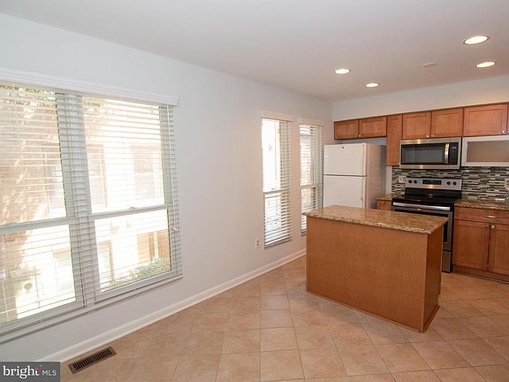 4th image of 2509 Arlington Blvd APT 202
