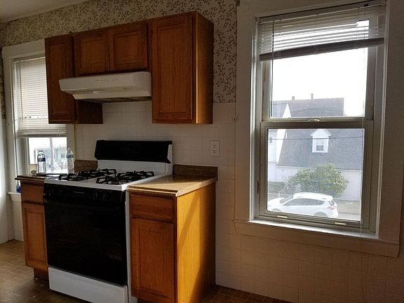 5th image of 96 W Elm Ave