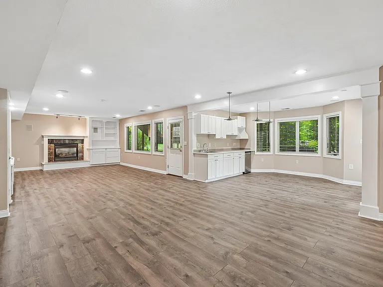 1819 Brookview Dr — Photo 23