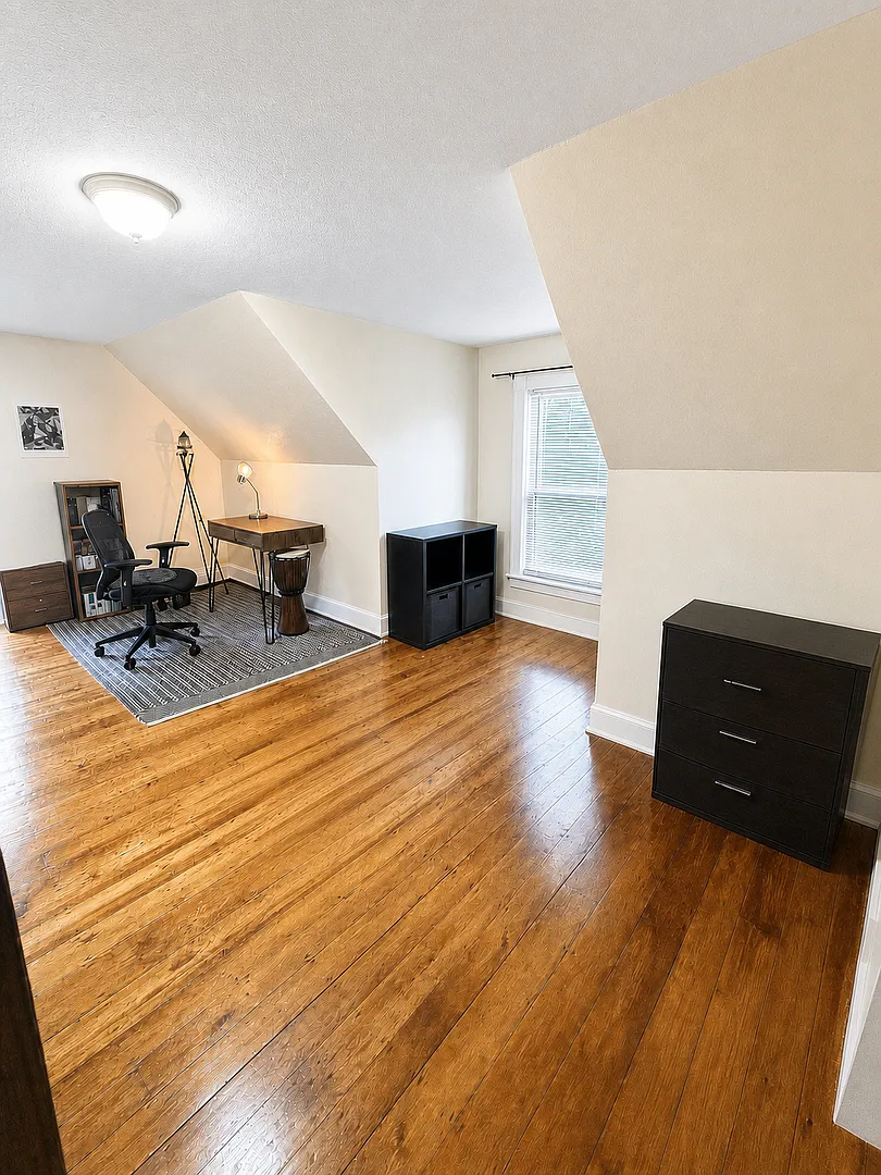 Cat Friend Duplex Home With Two Free Parking Spots Included In The Rent! Perfect Location Near Br... — Photo 4