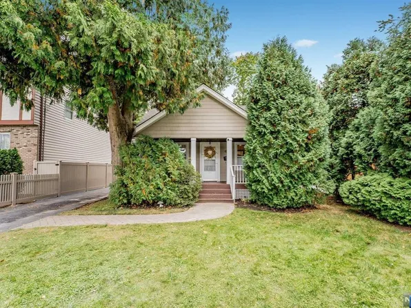 3 Oak Ter, Mahwah, NJ 07430