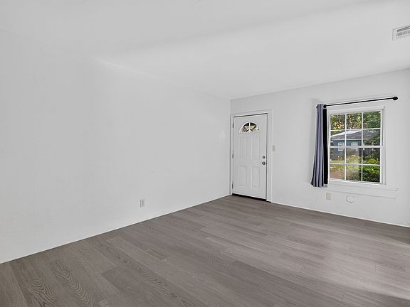 3rd image of 1131 E 53rd St