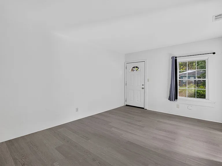 1131 E 53rd St — Photo 3