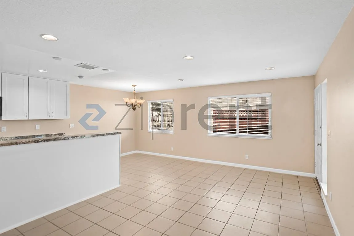 2 bed, 903 sqft, $3,600 — Photo 3