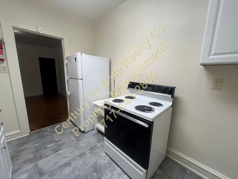 423-425 N Franklin St — Photo 9