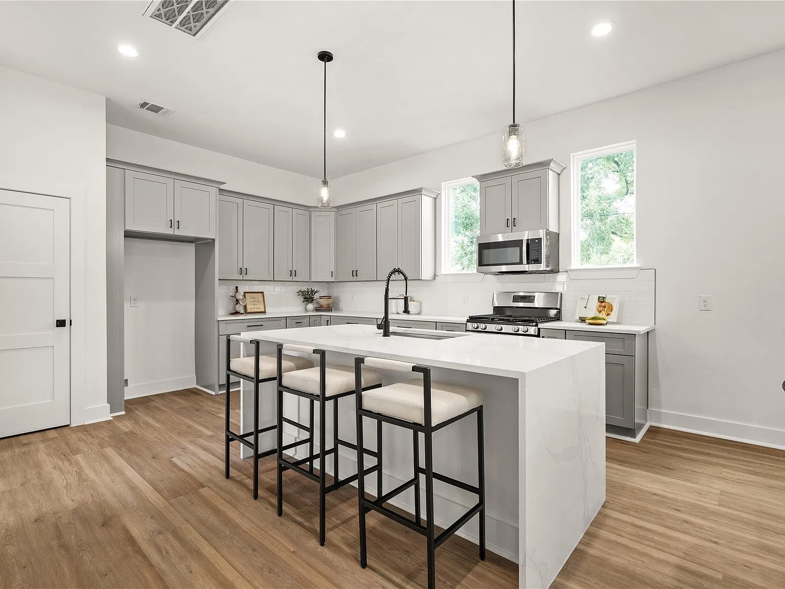 3 bed, 2.5 bath, 2298 sqft, $2,900 — Photo 4