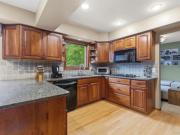 4th image of 2066 Jeffrey Dr