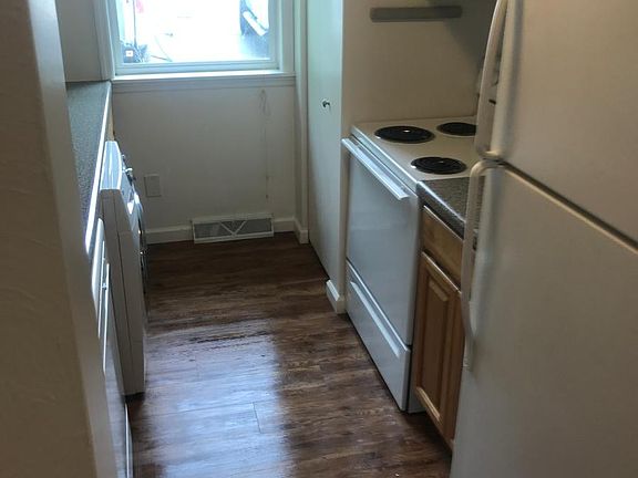 Kitchen-Oven and Fridge