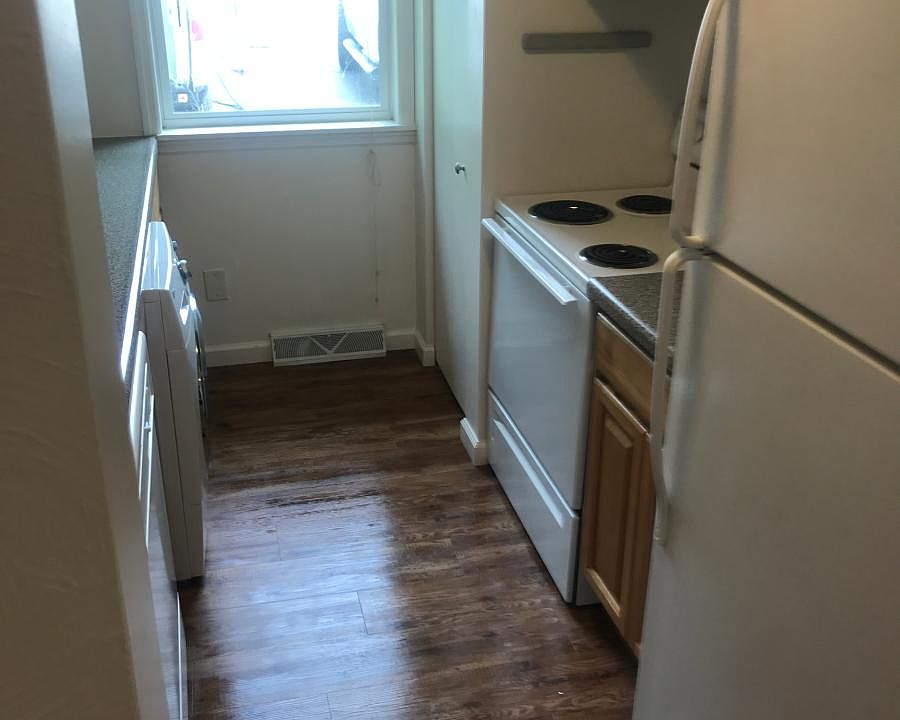 Kitchen-Oven and Fridge