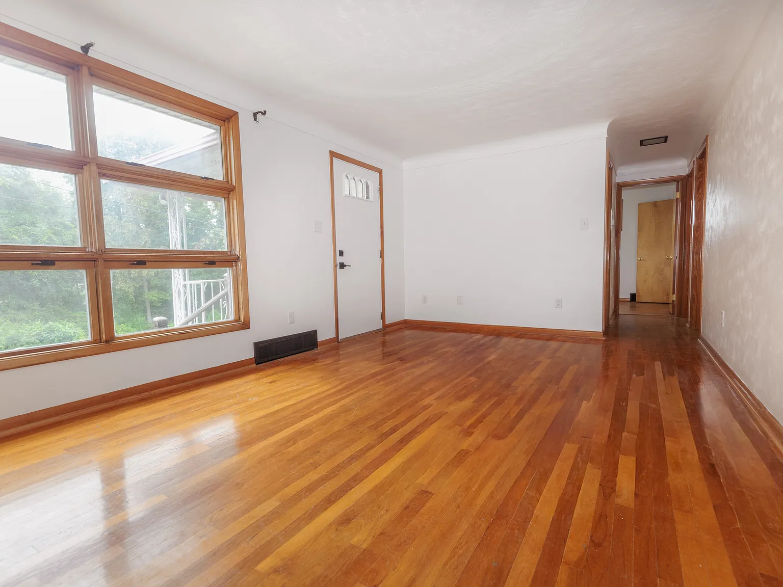 3 bed, 1.5 bath, 1050 sqft, $1,500 — Photo 3