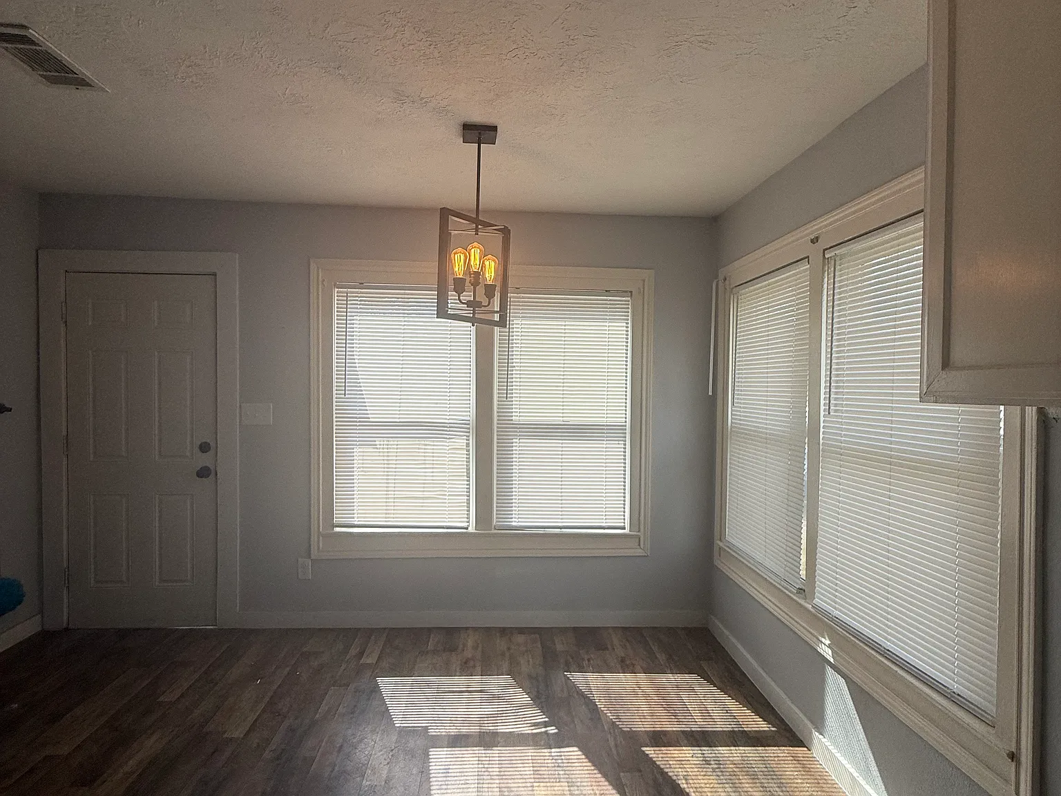 3 bed, 1118 sqft, $1,300 — Photo 2